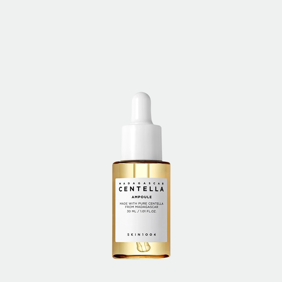 Suero SKIN1004 Madagascar Centella Ampoule con Centella Asiática al 100%, ideal para calmar e hidratar pieles sensibles. Disponible en 30 ml y 55 ml.