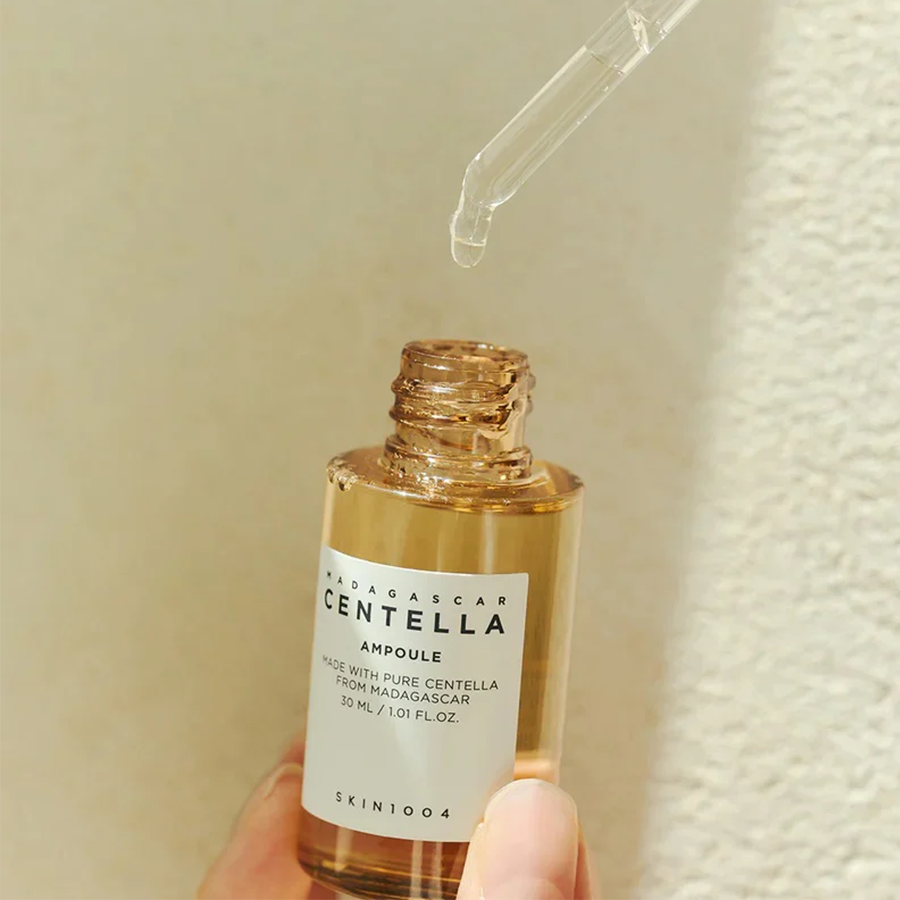 Suero SKIN1004 Madagascar Centella Ampoule con Centella Asiática al 100%, ideal para calmar e hidratar pieles sensibles. Disponible en 30 ml y 55 ml.