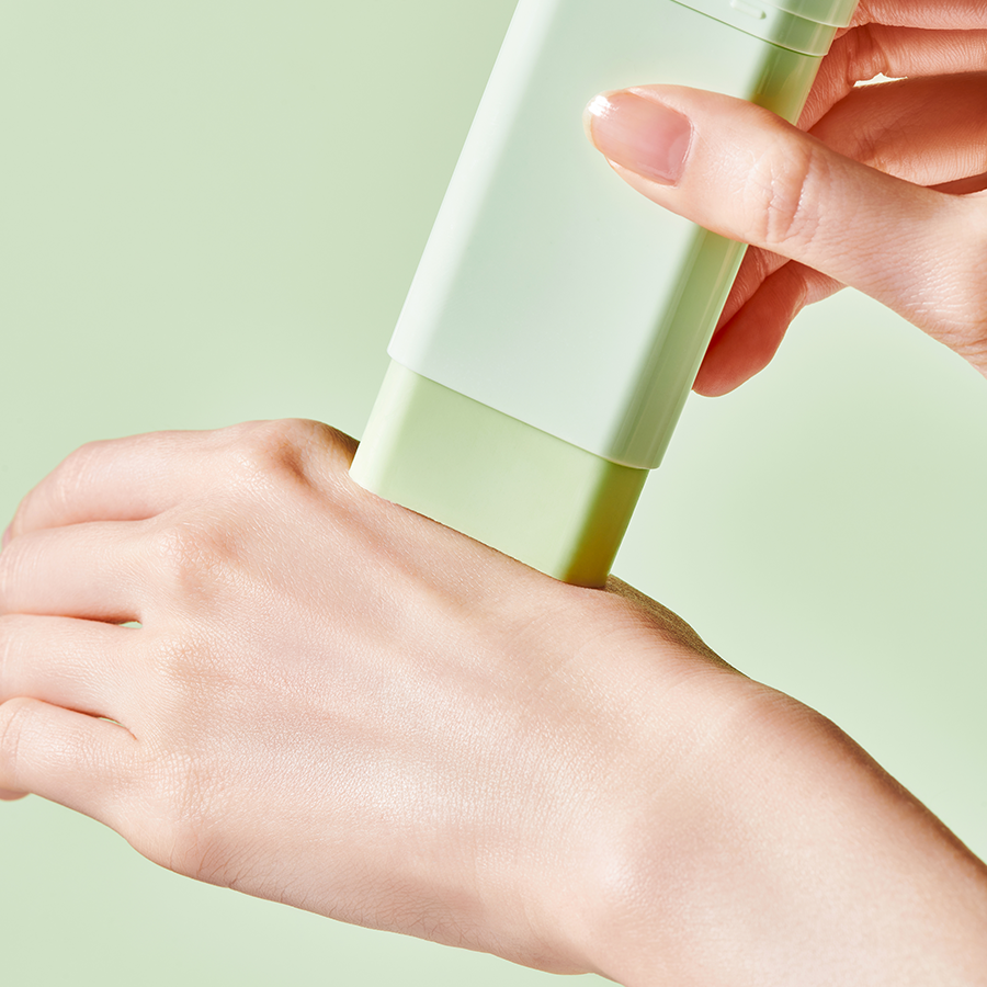 Protector solar en barra para piel con acné, Tocobo Cica Cooling SPF50+ PA++++, ideal para piel grasa y sensible. Con Centella Asiática y Ácido Hialurónico.