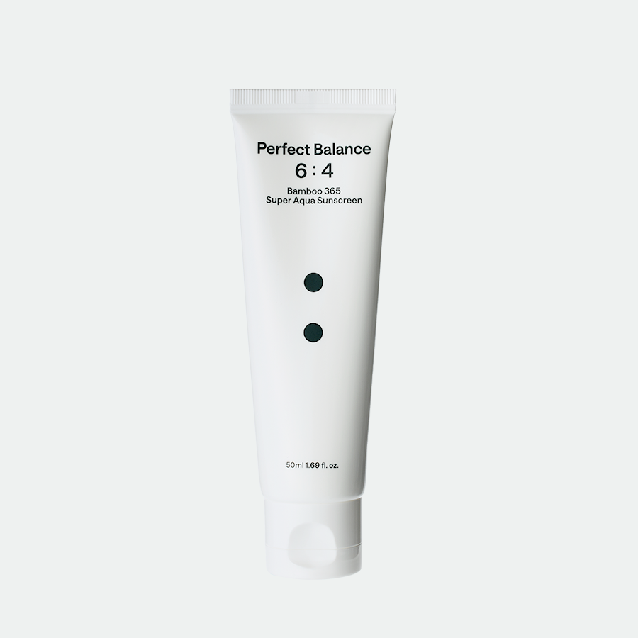 Protector solar con SPF 50+ PA++++, agua de bambú y ácido hialurónico, ideal para hidratar, proteger y unificar el tono de la piel.