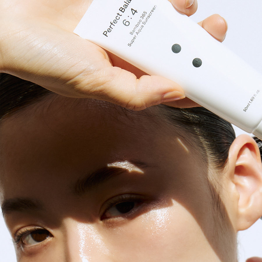 Protector solar con SPF 50+ PA++++, agua de bambú y ácido hialurónico, ideal para hidratar, proteger y unificar el tono de la piel.