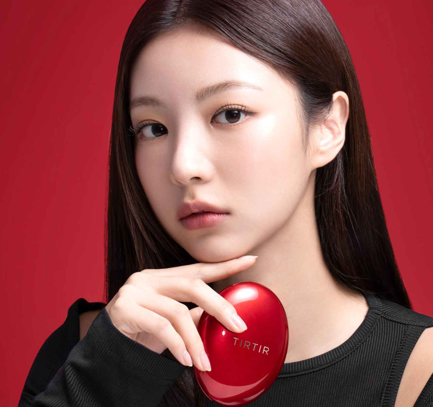 Cushion de alta cobertura Tirtir Mask Fit Red con niacinamida y propóleo, acabado mate y protección solar SPF 40, disponible en tamaños de 18 g y 4.5 g.