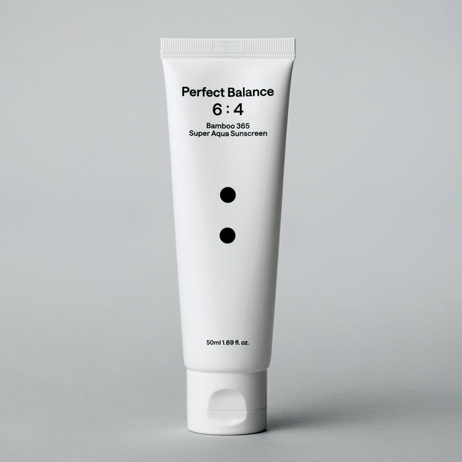 Protector solar con SPF 50+ PA++++, agua de bambú y ácido hialurónico, ideal para hidratar, proteger y unificar el tono de la piel.